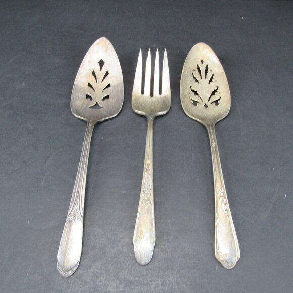 WM Rogers & Sons Vintage Kitchen Utensils 1 Serving Fork and 2 Cake/Pie Servers - Picture 6 of 6